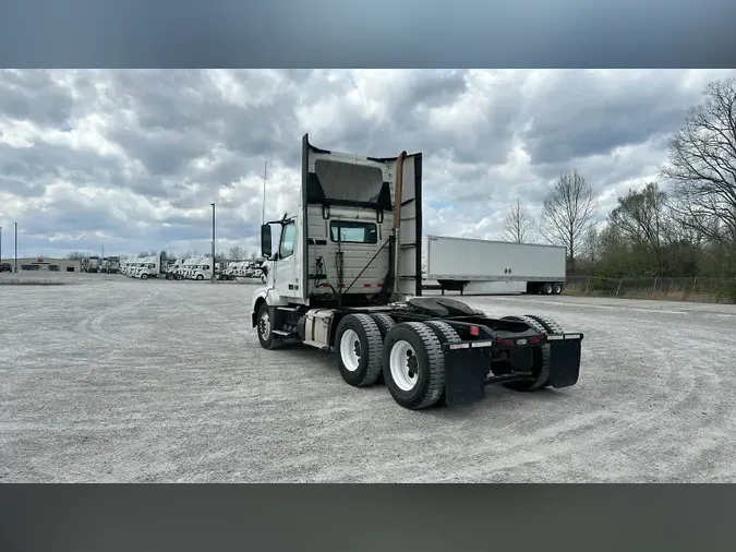 2015 Volvo VNL300