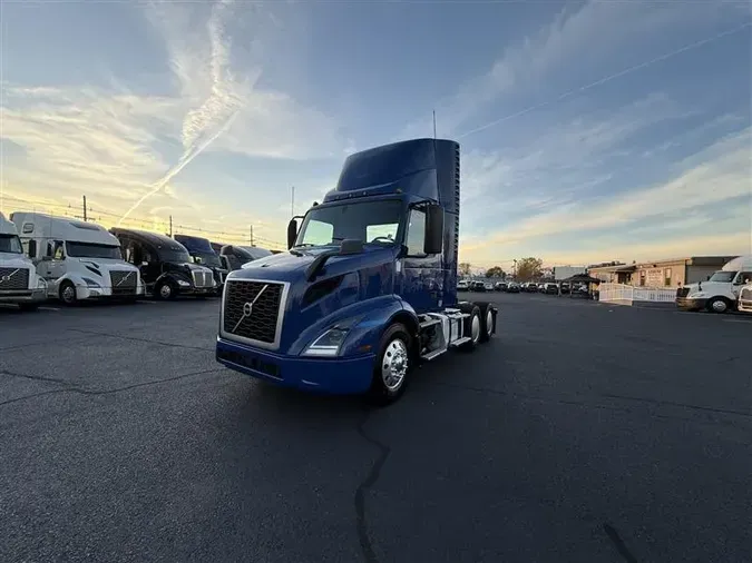 2020 VOLVO VNR64T300