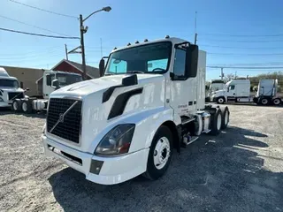2015 VOLVO VNL64T300