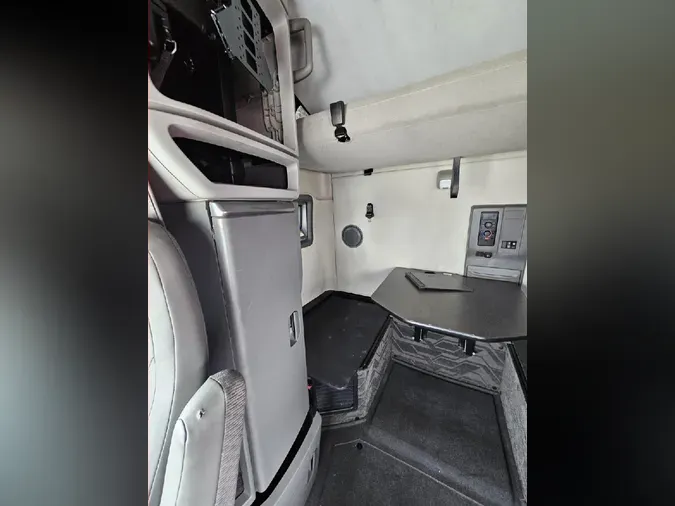 2021 VOLVO VNL64T760