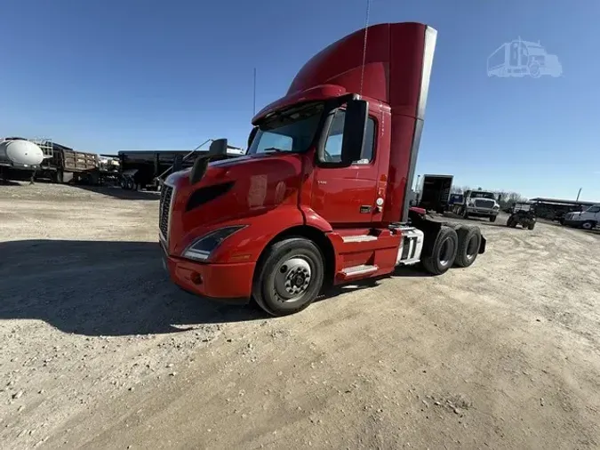 2020 VOLVO VNR64T300