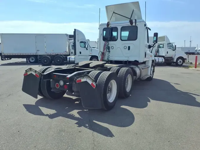 2019 FREIGHTLINER/MERCEDES CASCADIA 125e7fada7006b35314b49a80d194a2c80c