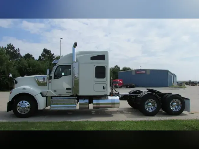 2022 Kenworth W990