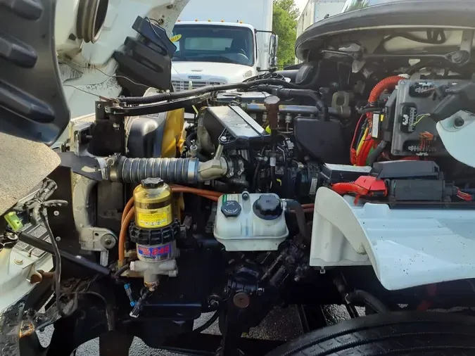 2018 FREIGHTLINER M2 106