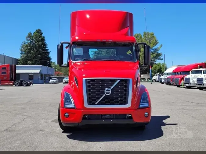 2025 VOLVO VNR64T300