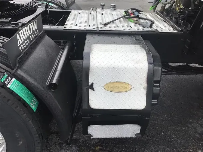 2019 VOLVO VNL740