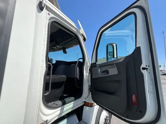 2018 Freightliner T12664ST