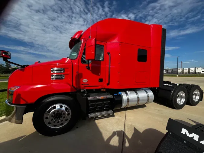 2025 MACK AN64T70