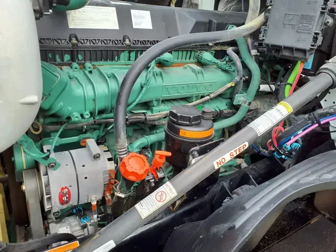 2019 VOLVO VNL64T-300