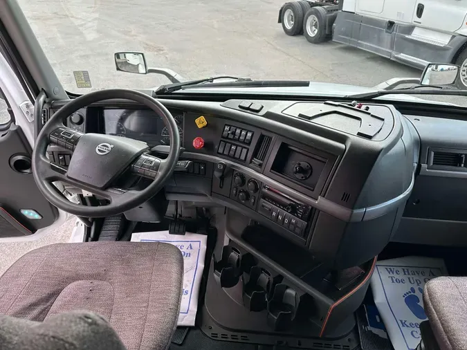 2019 VOLVO VNL64T760