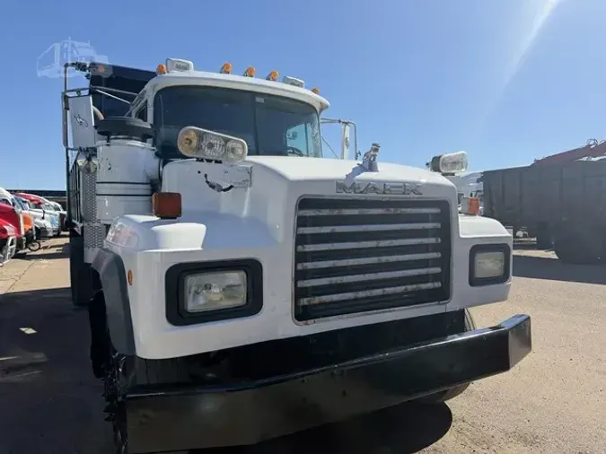 2003 MACK RD690S