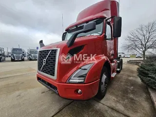 2022 VOLVO VNR64T300