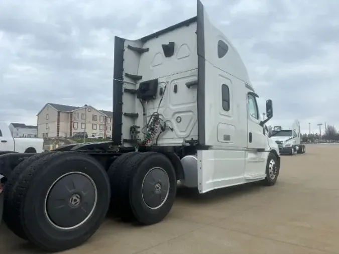 2020 Freightliner Cascadia 126