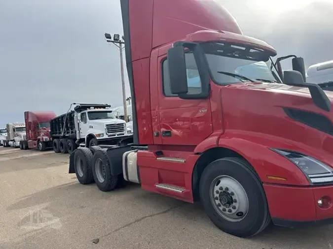 2021 VOLVO VNR64T300