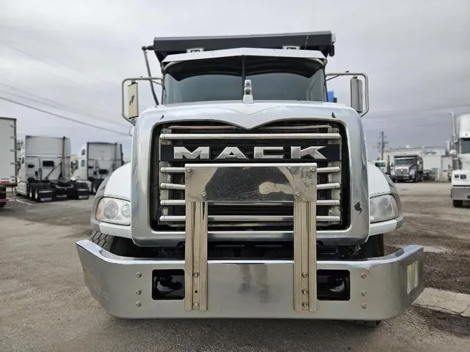 2015 MACK GU813