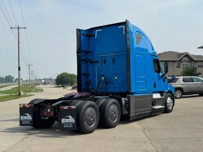 2022 FREIGHTLINER Cascadia 126