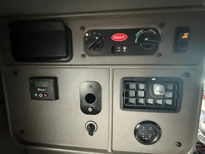2023 Peterbilt 389