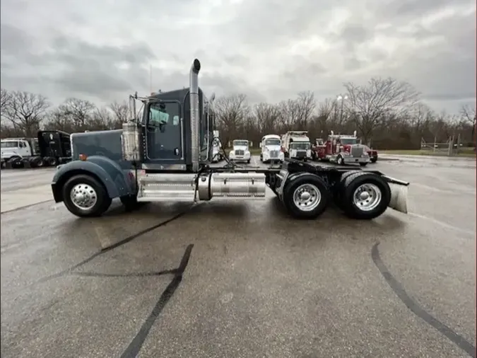 2023 Kenworth W900L