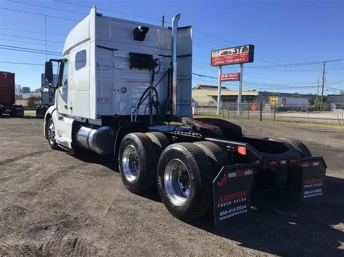 2021 VOLVO VNL740