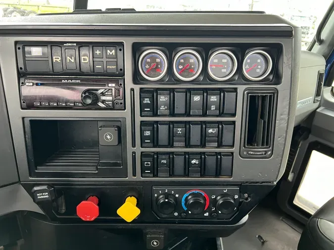 2019 MACK PI64T