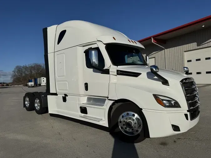 2024 Freightliner Cascadia&reg; Sleeper Cab 126" BBC 72" RRe8b265e1fa7c45333d6d3dc31a7376ef