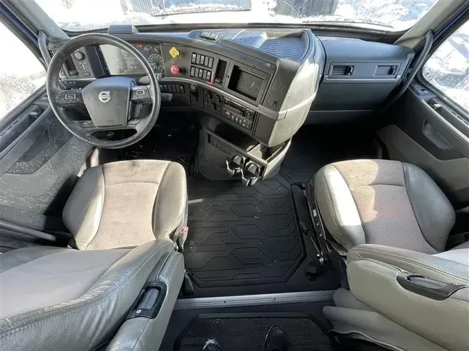 2021 VOLVO VNL760