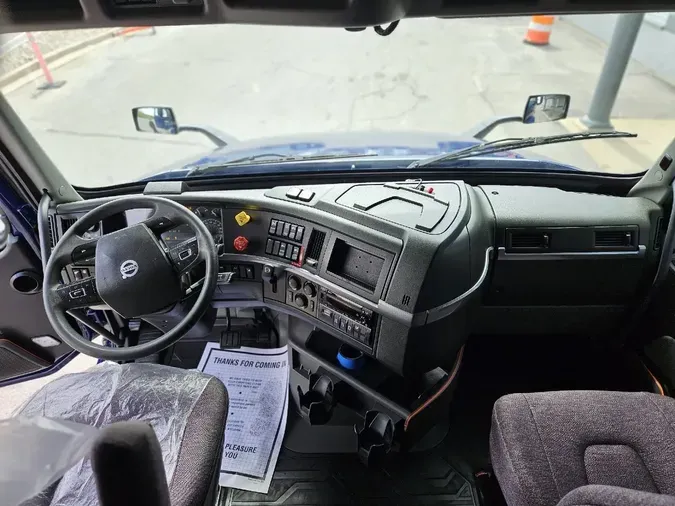 2023 VOLVO VNL64T760
