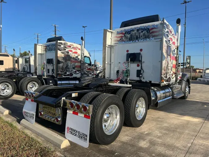 2023 Kenworth W990