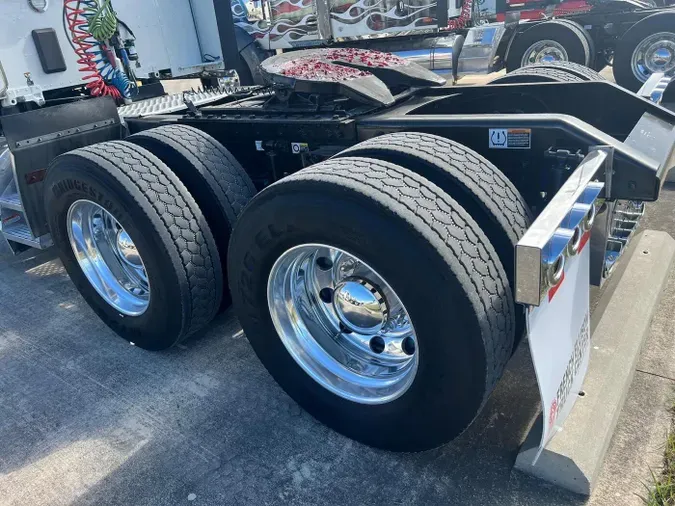 2023 Kenworth W990