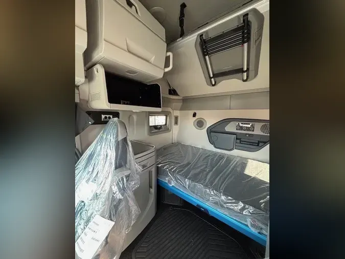 2026 VOLVO VNL64T860