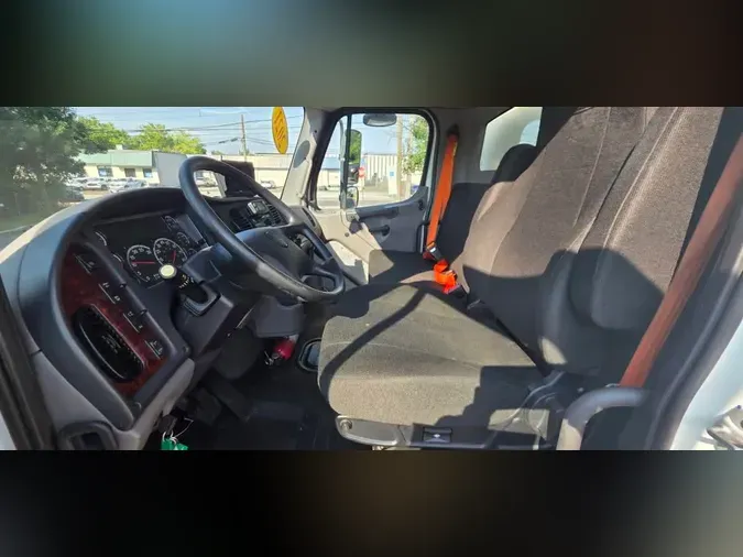 2021 FREIGHTLINER/MERCEDES M2 106