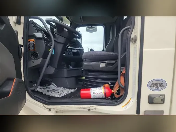 2020 VOLVO VNL300