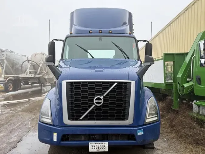 2021 VOLVO VNR64T300