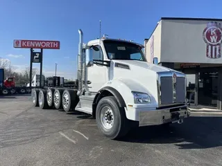 2025 Kenworth T880