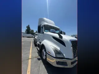2019 VOLVO VNL64T-300