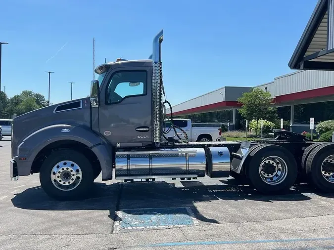 2025 Kenworth T880