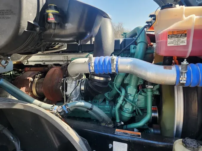 2025 VOLVO VNL64T860