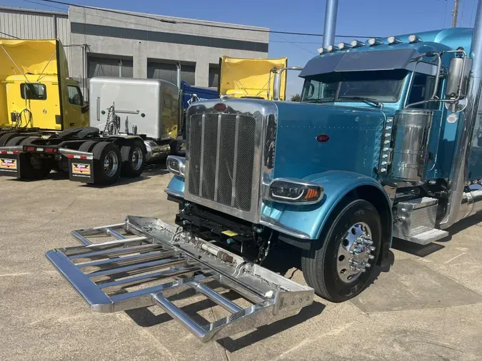 2023 Peterbilt 389