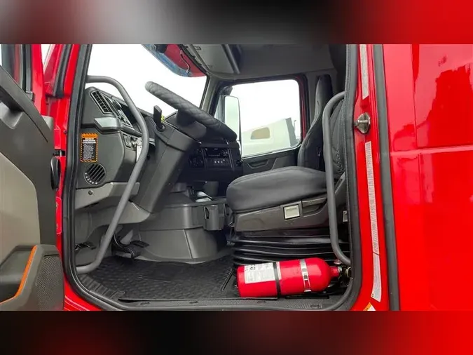 2020 VOLVO VNL860