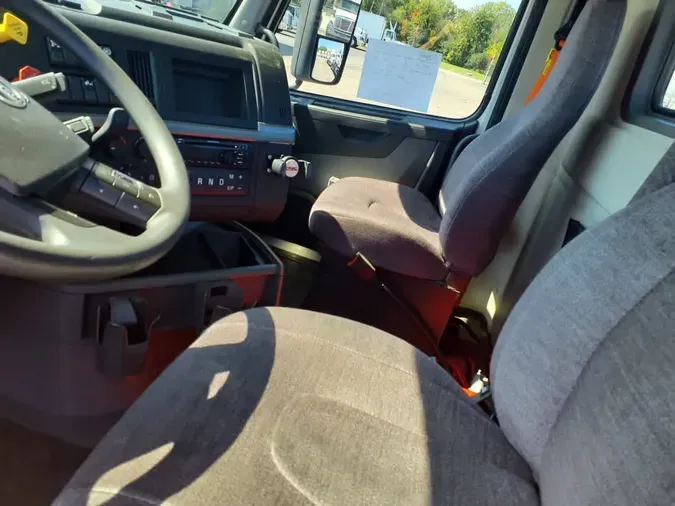 2019 VOLVO VNL64T-300