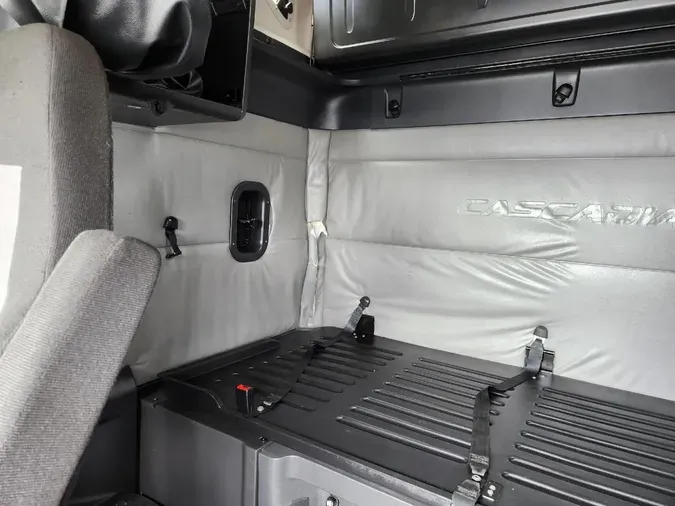 2021 FREIGHTLINER Cascadia 126