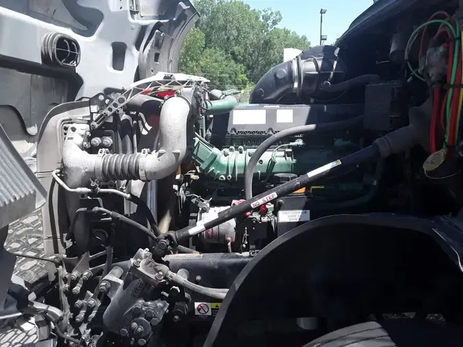 2019 VOLVO VNL64T-300