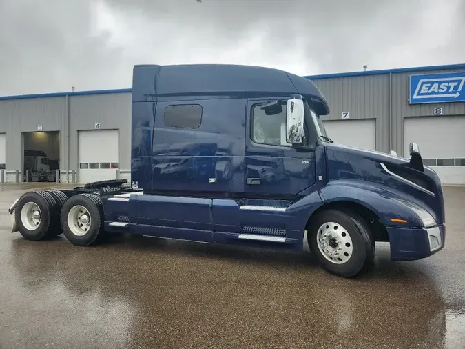 2022 VOLVO VNL64T740