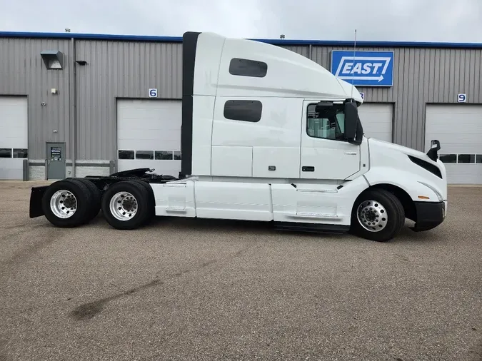 2022 VOLVO VNL64T760