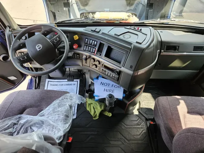 2023 VOLVO VNL64T760