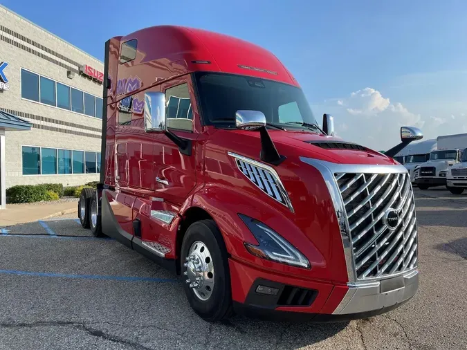 2025 VOLVO VNL64T860