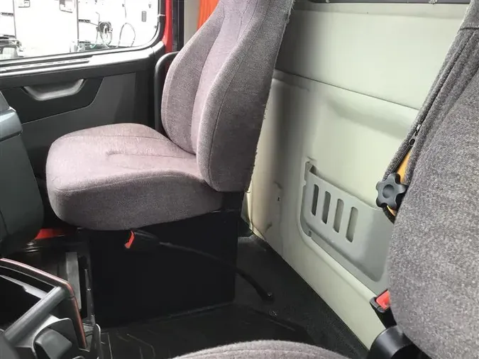 2023 VOLVO VNR300