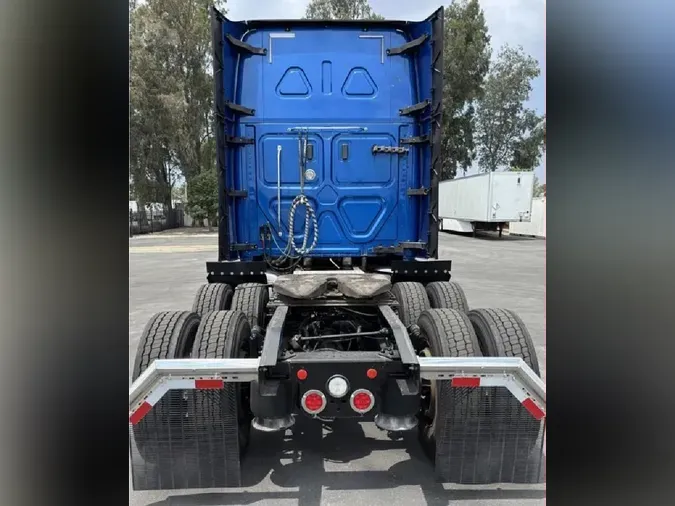 2021 FREIGHTLINER Cascadia 126
