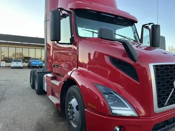 2021 VOLVO VNR64T300