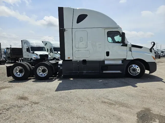 2021 FREIGHTLINER CASCADIA CA126